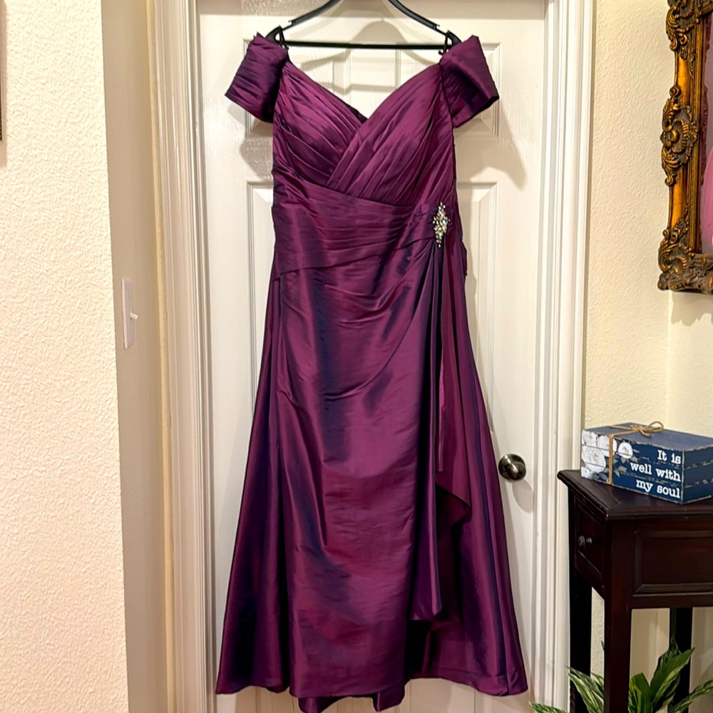 “Jade by Jasmine” Formal Taffeta Evening Dress in Plum